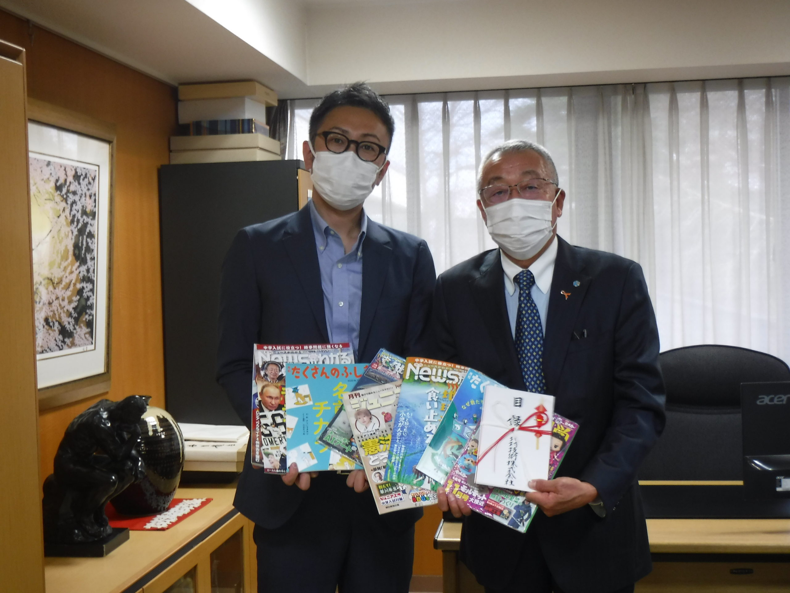 寄付金贈呈式・毎月の本の寄付